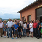 Asistentes al evento frente al centro inaugurado ayer en la localidad de Santibañez.