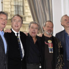 Los cinco componentes del grupo cómico británico Monty Python posan para los fotógrafos hoy en Londres.