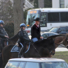 Ryan Zinke, a lomos de un cabllo y con sombrero vaquero, dirigiéndose a la oficina, ayer.