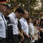 Miembros del Ayuntamiento del Castelldefels guardan un minuto de silencio para condenar la muerte de una mujer a manos de su expareja.
