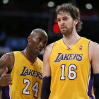 Kobe Bryant y Pau Gasol charlan, durante el partido ante los Mavericks, el miércoles, en Los Ángeles.