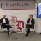 El director de Diario de León, Joaquín S. Torné, acompañado de Enrique Suárez, durante el foro económico en el que también participaron por vía telemática Nuria González, Rosa Cuesta y Carmen Urraca. RAMIRO
