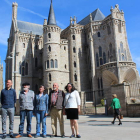 La candidata a las Cortes, junto a algunos miembros de la lista de IU Astorga.