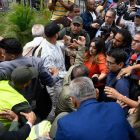 Miembros de la prensa entran a la fuerza al Parlamento de Venezuela.