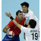 El español Joan Canellat, junto a los surcoreanos Lim Duk-jun y Jeong Han en el partido preliminar de balonmano
