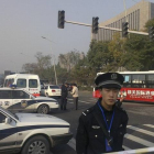 Un policía monta guardia ante la sede provincial del Partido Comunista, en Taiyuan.