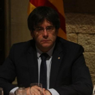 El president de la Generalitat, Carles Puigdemont, durante la reunión del gabinete de crisis