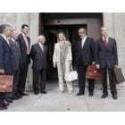 La consejera de Hacienda, Pilar del Olmo, con los presidentes de las cajas, en una imagen de archivo