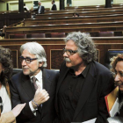 Los diputados catalanes Josep Sánchez Llibre (CiU) (2i), y Joan Tardá (ERC) (2d), posan hoy en el Congreso antes del inicio esta tarde del pleno de la Cámara baja en el que se debate la proposición de ley del Parlamento de Cataluña que pide la transferenc