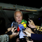 El ministro español de Asuntos Exteriores, José Manuel García-Margallo, contesta a las preguntas de los periodistas a su llegada a Cartagena de Indias.