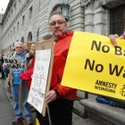 Manifestantes protestan en contra de la prohibición de viajar a Estados Unidos de ciudadanos de siete países musulmanes.