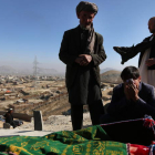 Tres hombres lloran ante el cadáver de un familiar en Kabul. JAWAD JALALI