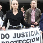 Sheila Antúnez, encadenada a una farola a las puertas de los juzgados, con familiares y amigos.