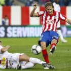 Forlán dispara ante la oposición de Rubén González.