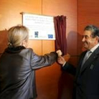 Rosa Valdeón y Juan Sandoval proceden al acto protocolario de la inauguración del centro