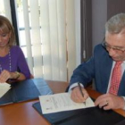 Mª Eugenia Gancedo y Martín Manceñido firman el convenio que renuevan cada año.