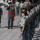 Juan Ignacio Zoido pasa revista durante el acto de despedida de la bandera del teniente general Pablo Martin Alonso.