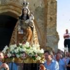 La Virgen de la Peregrina, ante el convento de los Padres Franciscanos