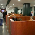 Varias personas esperan cita en el Hospital, en el primer día tras la huelga