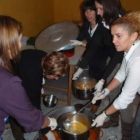 Un momento de la elaboración del guiso degustado ayer.