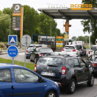 Los vehículos hacían ayer cola en las gasolineras para repostar combustible. THIBAULT VANDERMERSCH