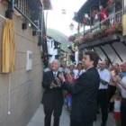 Cobo, junto al alcalde, descubre su placa en Valdecañada en el 2007
