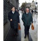Javier Ajenjo y Santos Llamas, ayer a su llegada a la sede del Banco de España.