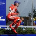 Max Biaggi festeja en el podio su victoria en el circuito de Brno