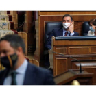 Pedro Sánchez y Carmen Calvo departen mientras Abascal sube a la tribuna. EMILIO NARANJO