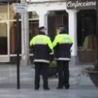 Dos agentes municipales patrullan por una de las calles peatonales del centro de Bembibre