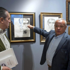 Alonso Ares y Santonja con obras de la exposición.