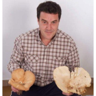 Ángel García, junto a sus ejemplares.