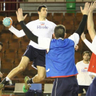 El lateral serbio Pedja Dacevic en una acción de juego durante el entrenamiento del lunes en el Palacio de Deportes.