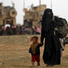 Una madre con sus hijos en territorio yihadista del Estado Islámico.