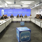 Rajoy se reunió ayer con los presidentes autonómicos de su partido. Juan Vicente Herrera es el sexto de la mesa derecha.