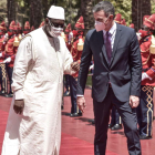 Pedro Sánchez ayer, con el presidente de Senegal, Macky Sall, en su visita oficial al país. SEYLLOU / POOL