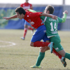 Alberto, a la derecha, trata de frenar el contraataque de un jugador soriano.