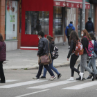 Varias personas caminan por el centro de León. JESÚS F. SALVADORES