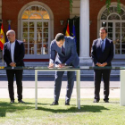 José María Álvarez Suárez, Unai Sordo, Pedro Sánchez, Antonio Garamendi y Santiago Aparicio en la firma del pacto de pensiones. BALLESTEROS