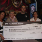 Los propietarios de La Perla Negra entregan el cheque a Aldem