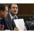 Neftalí Fernández, con el primer borrador de presupuestos en la mano, junto a Reiner Cortés.