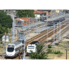 Las vías del tren en su salida de Ponferrada, en una imagen de archivo. L. DE LA MATA