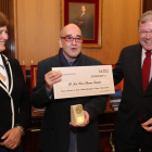 La concejala de Cultura, Margarita Torres; el poeta Luis Moreno y el alcalde, Antonio Silván. RAMIRO