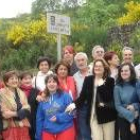 Componentes de la Capilla Clásica de León posan junto a la placa de la calle dedicada a Ángel Barja