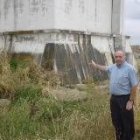 El alcalde de Valdevimbre, Miguel Tejedor, muestra las fisuras del actual depósito de agua