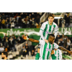 Los jugadores cántabros celebran uno de los tres goles materializados por Cedric ante la desolación de los jugadores del conjunto culturalista. ALBERTO LOSA