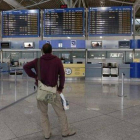 Un pasajero en el aeropuerto de Atenas.