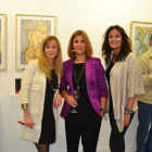 La galerista Margarita Carnero (izquierda) con las hermanas Begoña y Amaya Valcárcel.