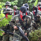 Una columna de guerrilleros del ELN en la selva de Antioquia en una fotografía del 2004