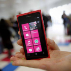 Nokia Lumia 800 y 710, con sistema operativo Windows Phone.